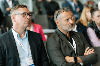 Menschen sitzen im Publikum